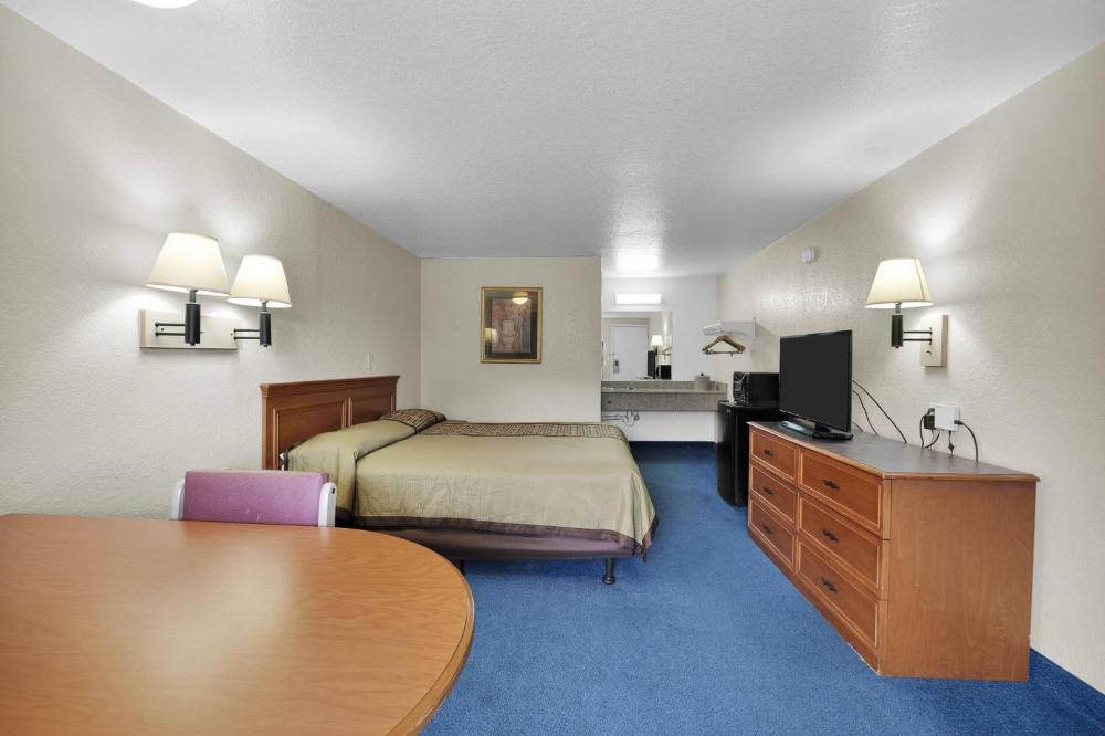 King Room - Non-Smoking interior